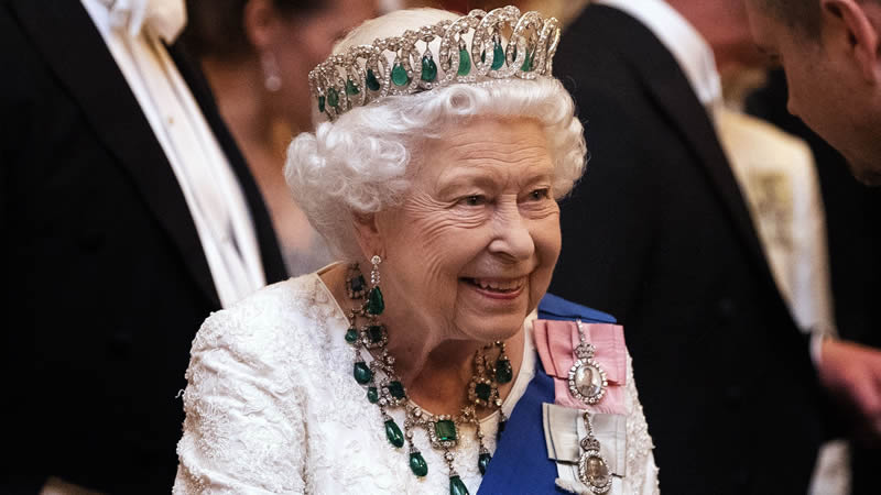 Maundy Recipients receive £5 purses from Queen Elizabeth