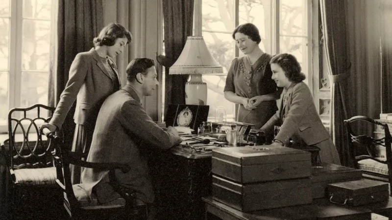 This image of the Royal Family, in 1943. The late King George VI and Queen Mother