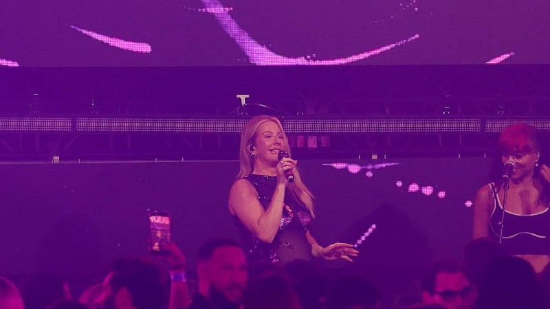 Ellie Goulding takes the stage with a growing baby bump days after her pregnancy reveal